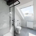Under The Beams - Designer Old Town Loft