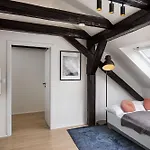 Under The Beams - Designer Old Town Loft *