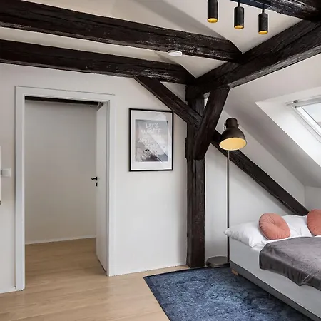 Under The Beams - Designer Old Town Loft *